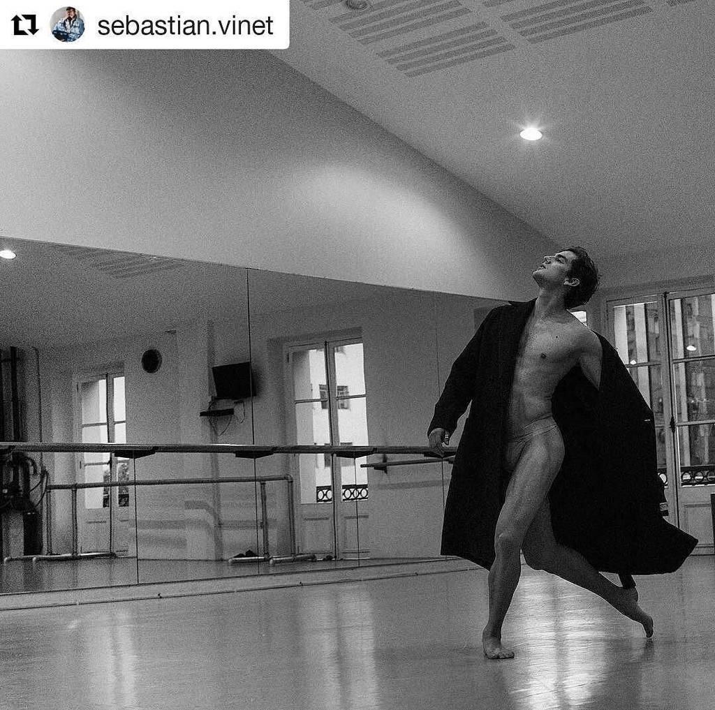 RevistaSML's tweet photo. #tbt @sebastian.vinet para #RevistasSML
Foto @simonpais
_
#SML11 #vinet #ballet #Bale #balleto #ballare #bailar #throwback #Style #menstyle https://t.co/bbiu5kE5fN https://t.co/F4mjDEKQdc
