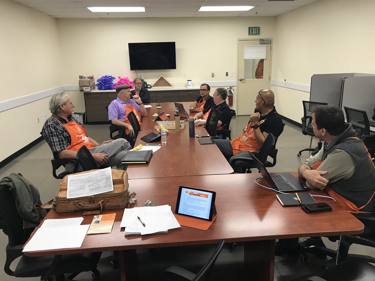 GeorgeP_PCMTEAM's tweet photo. Food &amp; business! What more could a Sales Team ask for ? District 66 HDE’s Powerful Closing Machine takes it all in as DSM Harold, SM George, &amp; BSM Scott 👀 at Phoenix Store 0417. Leads in-Sales Win😊 #HDE_PCMTeam  #WDHDE https://t.co/mNKCELOPeW