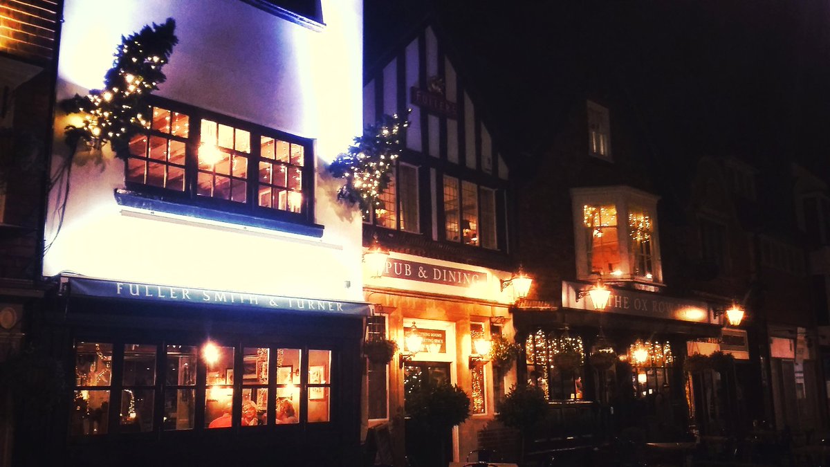 CoastersBand's tweet image. Ahhh, @oxrowsalisbury its beginning to look a tad like Christmas #winter #acousticguitar #acousticChristmas @Fullers @FullersEvents