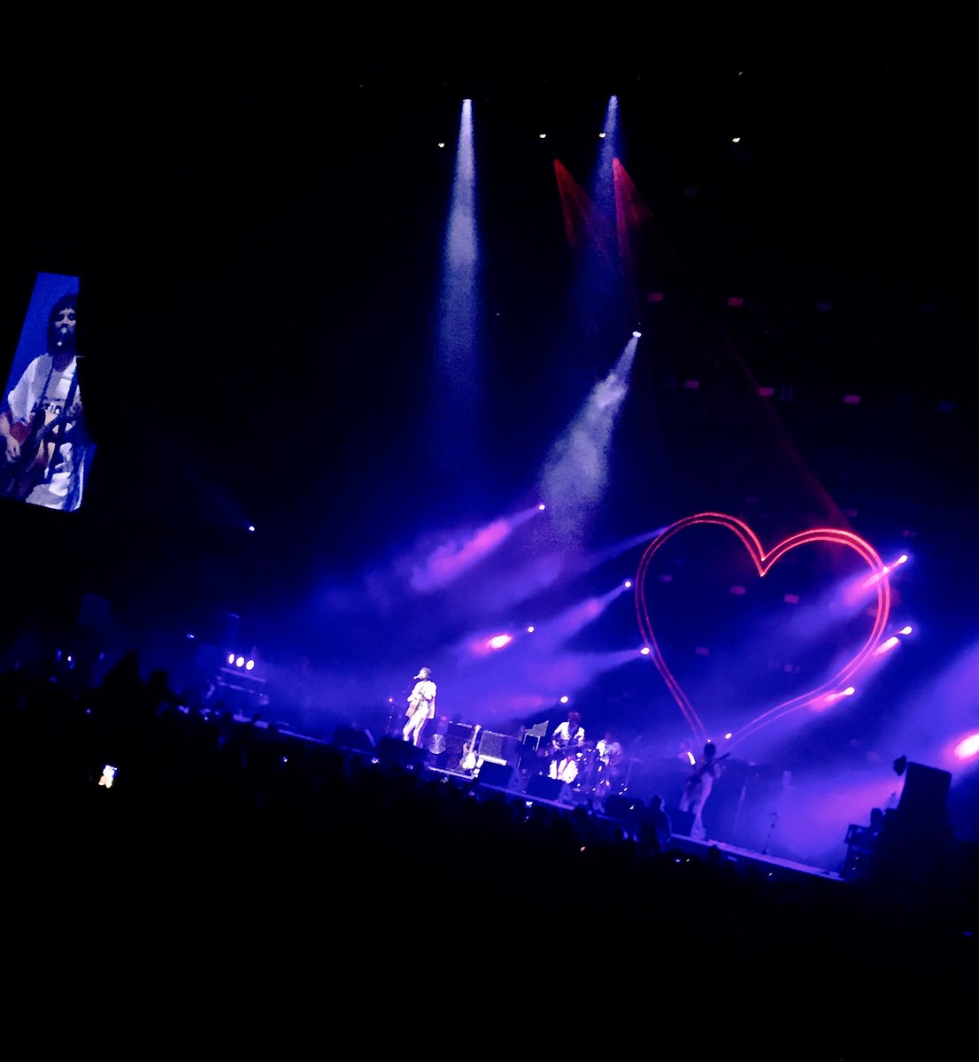 AimeeKearsley's tweet photo. Kasabian rocking Manchester Arena tonight 🙌🏼❤️ @ManchesterArena @KasabianHQ #sjmconcerts #love #ManchesterArena #kasabian #mentalcrowd #music #greatnight https://t.co/JsBDn2apoq