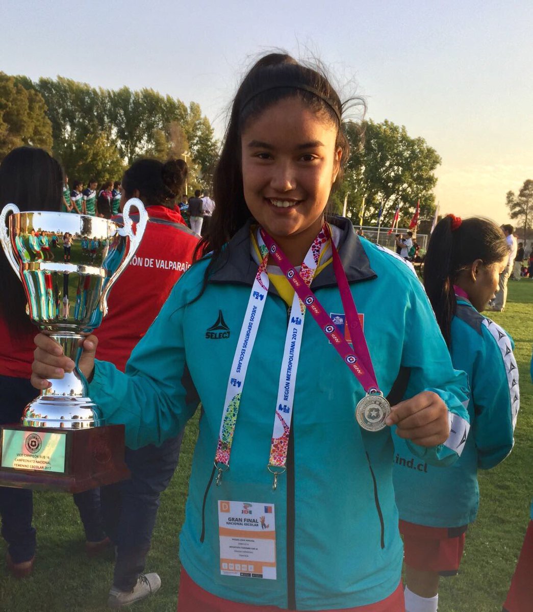 MindepTarapaca's tweet photo. Capitana Raquel Leiva del Colegio Deportivo de #Iquique recibió el trofeo de vicecampeonas Nacionales del fútbol femenino Sub 16 de los #JDE2017 👏🏼👏🏼👏🏼@MindepChile @INDChileOficial https://t.co/nJzYPHPE3y
