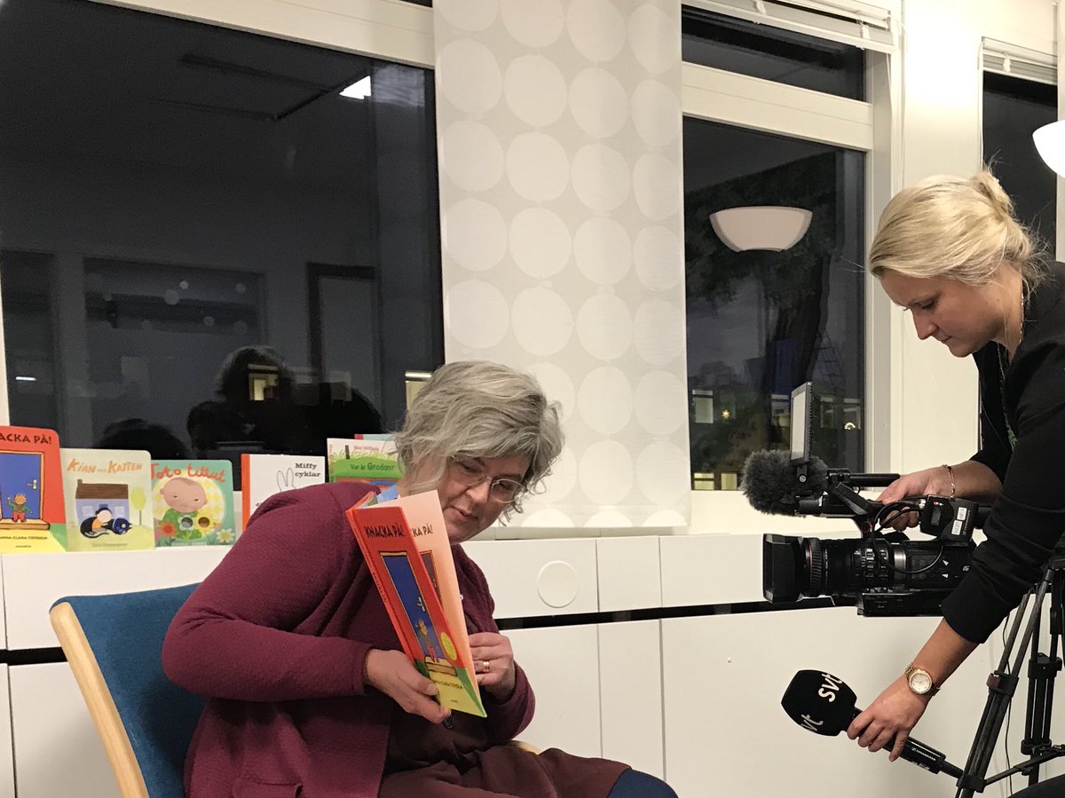 Får man in lite läsfrämjande i intervjun får man ju vara nöjd. Inte bara berätta om-också visa hur. Kolla in lokalnyheterna på söndag. #språkstegen
