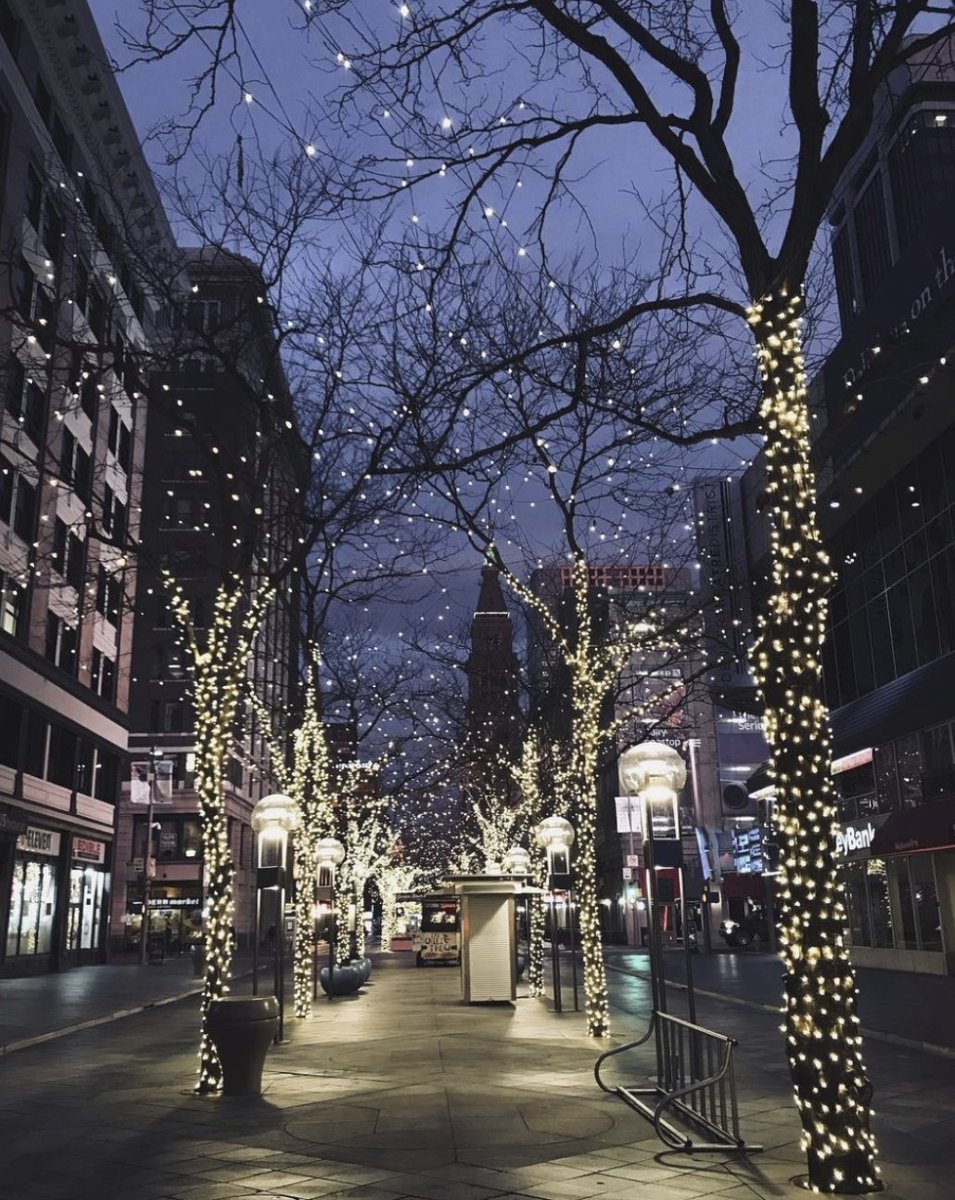 highlands32apts's tweet photo. We LOVE this time of year! 🌠📷: @raynalayna #Repost #Denver #DenverHighlands #HighlandsSquare #lifeafterlodo #NowLeasing #luxuryliving #denver #denverapartments #apartment #homesweethome #denverskyline #Highlands32 https://t.co/SulXQeHS7n