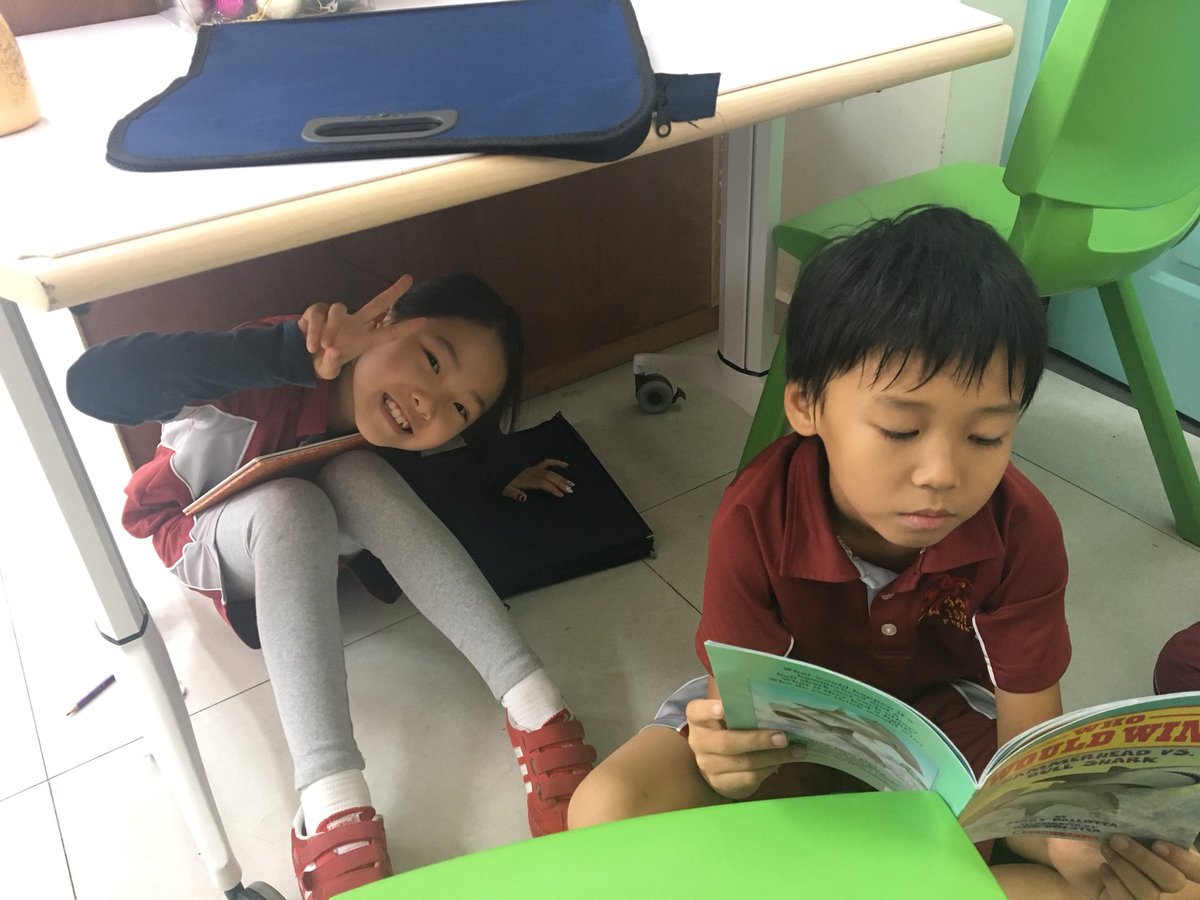 missallison3A's tweet photo. Enjoying some books underneath the table this afternoon! #ISNSreads #goISNS https://t.co/KwyeNm5uY5