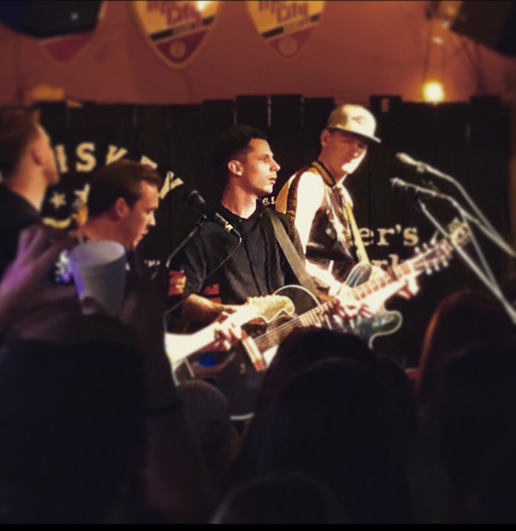 MadeleineD417's tweet photo. Had one night to show my friend Nashville &amp; walked into @WhiskeyJam right when @zdevin started his set #wellplayed https://t.co/tqvVCbvYER