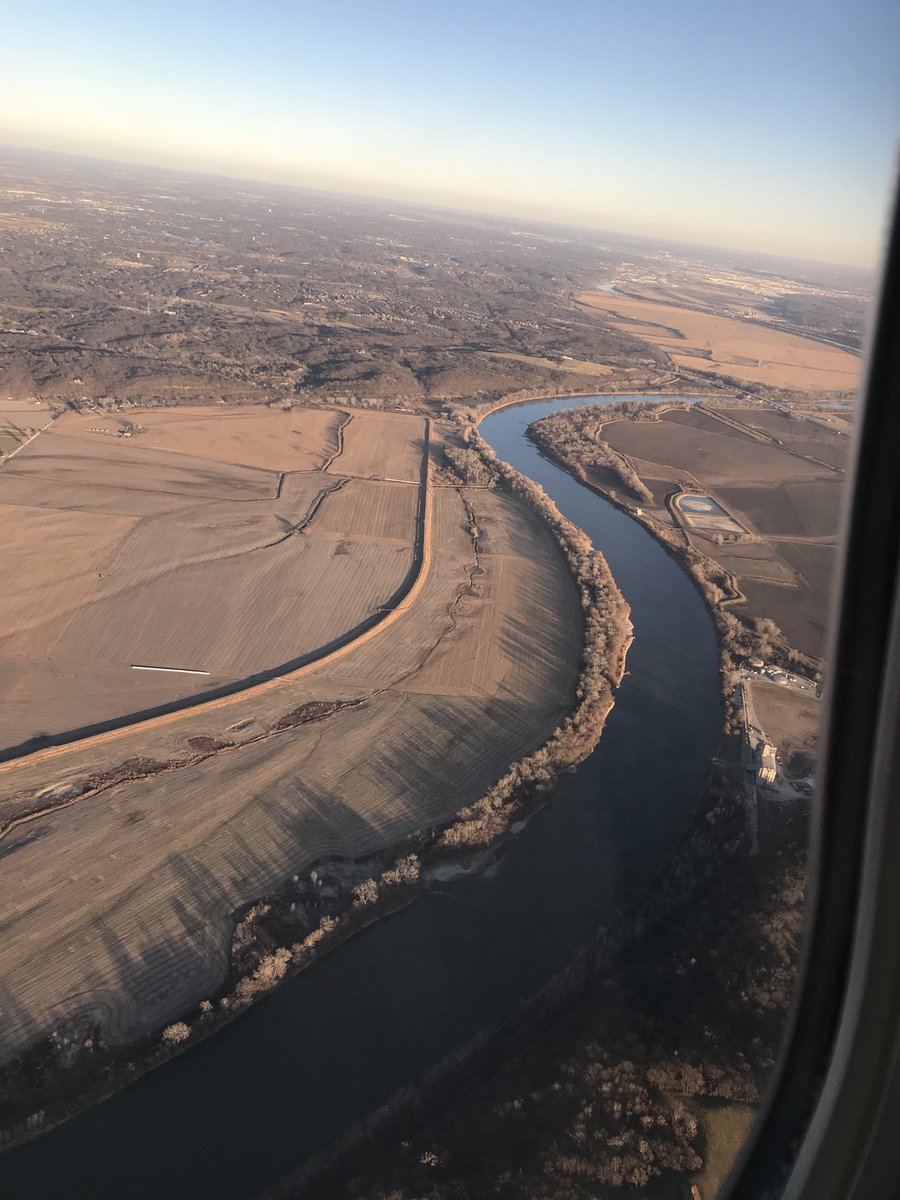 SLPierce57's tweet photo. There’s no place like flying over home, after a month long trip, and seeing your beloved #MuddyMo #Missouri #River snaking through the state. #Travel #itineraryend #satisfied #happy #wheelsontheground https://t.co/jcTuf097lr