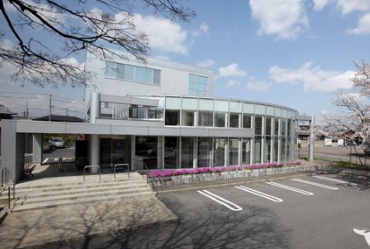 uedahisayuki's tweet photo. 岐阜県美濃加茂市の佐藤歯科医院の見学会に参加しました。岐阜県最大級、日本有数の歯科医院です。スタッフ数90名チェア17台、医療法上の病床を持つ有床歯科診療所です。患者の無料送迎、日祝診療、会計自動精算機、常勤の社会福祉士、徹底した感染対策など、驚ろくべき内容でした。 https://t.co/DjvvGGq0Jt