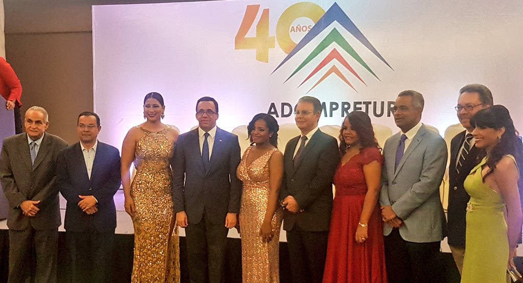EducacionRDo's tweet photo. En estos momentos @ADOMPRETUR realiza la XIV edición del Premio Nacional Epifanio Lantigua al periodismo turístico de la República Dominicana; nuestro ministro @andresnavarrog participa como invitado. #PEL2017 https://t.co/QXIQl9eb83