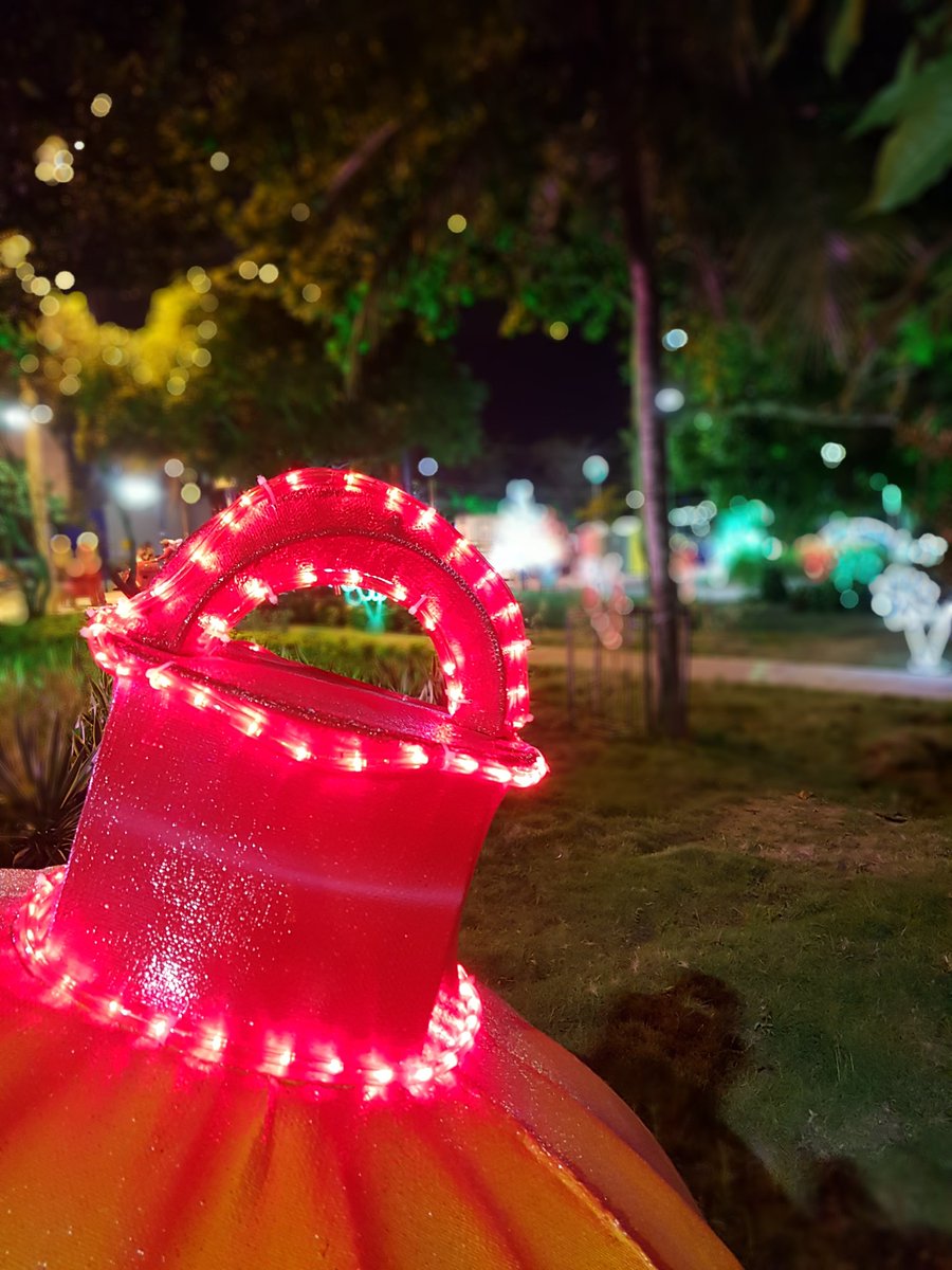BLifeMedia's tweet photo. It's beautiful to see how the parks in #Barranquilla light up in December. Brings such a wonderful feeling of #Christmas to the city 🎄

#Barranquillalife #ExpatsBarranquilla #Expatscolombia https://t.co/MVLjtqvloc