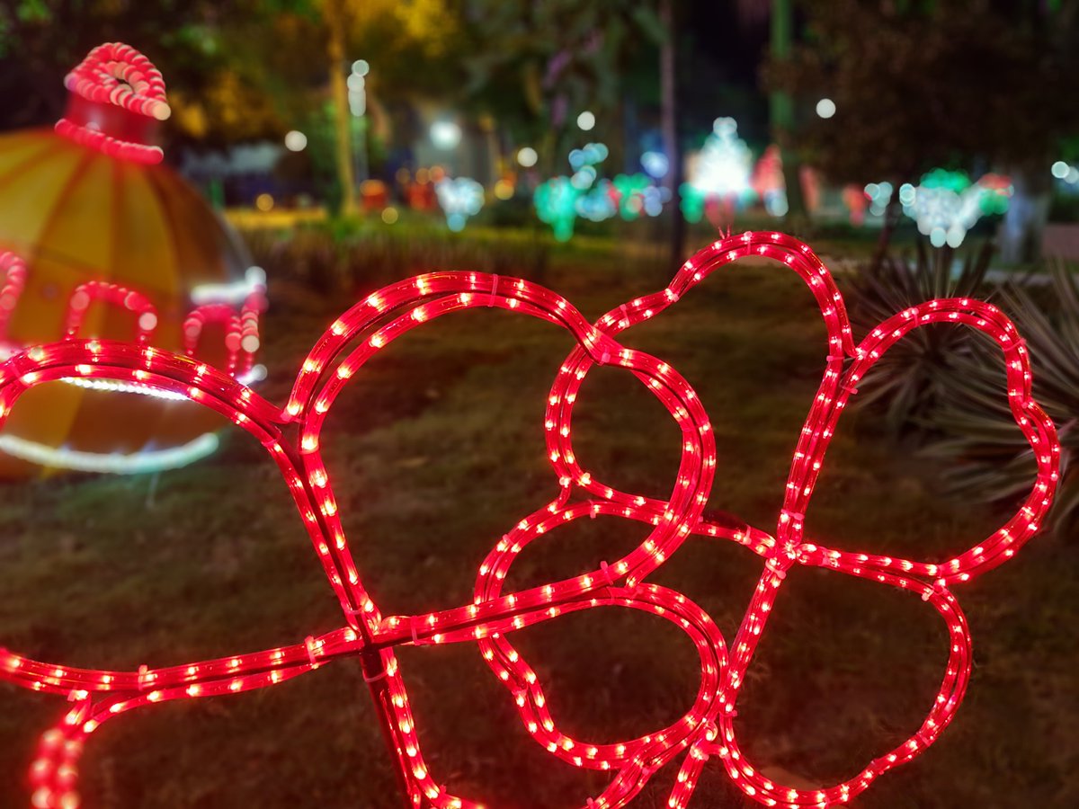 BLifeMedia's tweet photo. It's beautiful to see how the parks in #Barranquilla light up in December. Brings such a wonderful feeling of #Christmas to the city 🎄

#Barranquillalife #ExpatsBarranquilla #Expatscolombia https://t.co/MVLjtqvloc