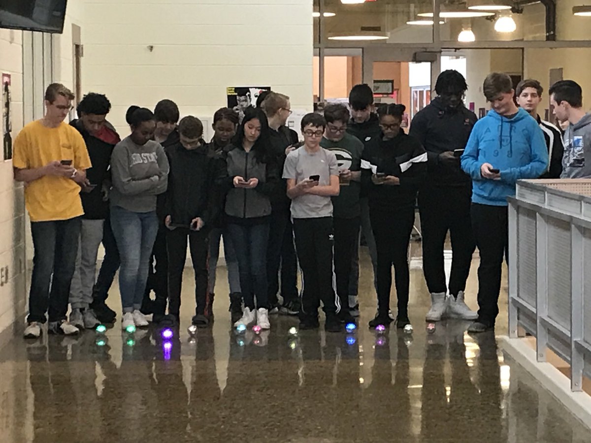 acassidy614's tweet photo. Robots and build days are my favorite! #observemereyn #estem https://t.co/j9rxhpOicr