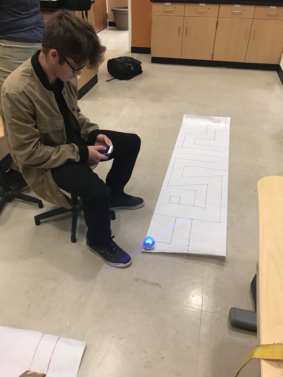acassidy614's tweet photo. Robots and build days are my favorite! #observemereyn #estem https://t.co/j9rxhpOicr
