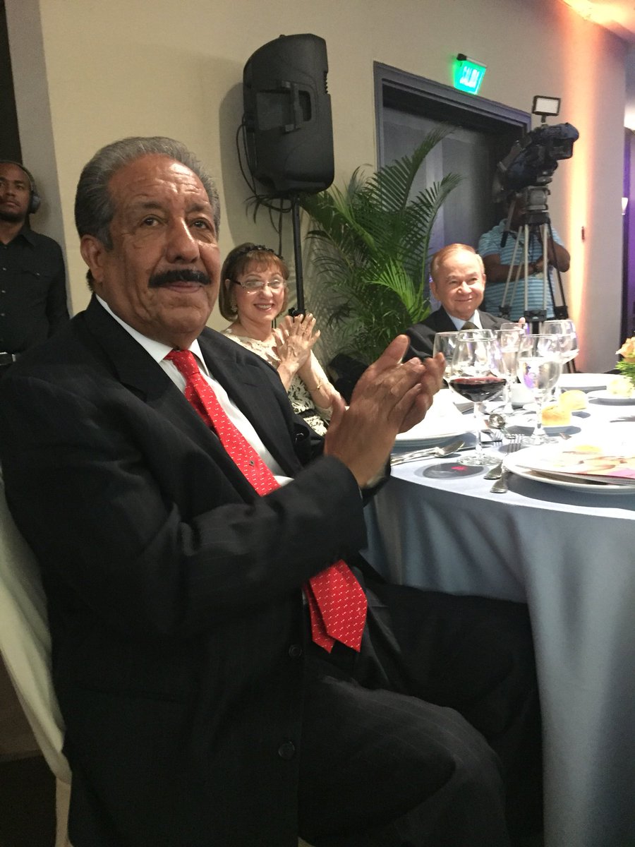 adompretur's tweet photo. Don Fello Suberví presente en la gala de entrega del #Pel2017 https://t.co/3wN0f4wzol