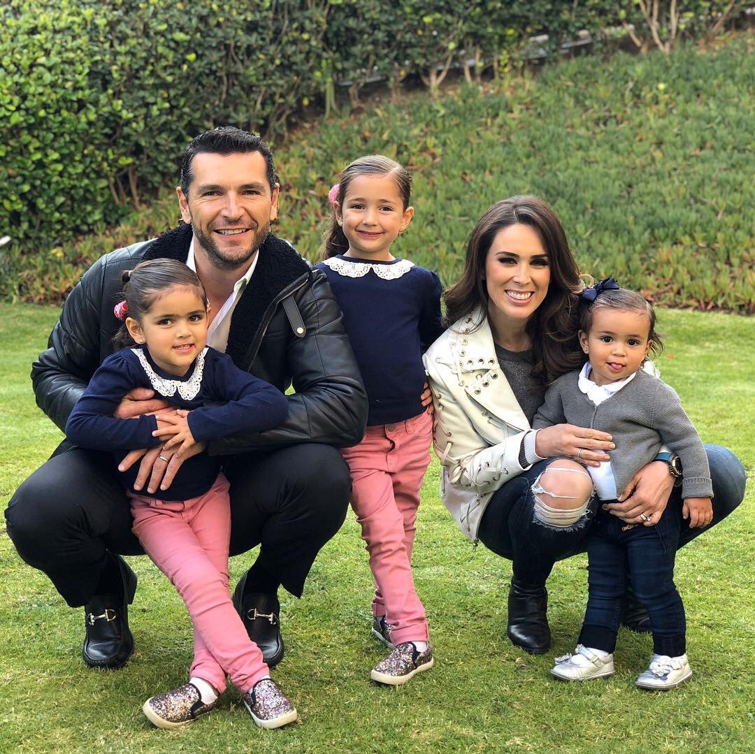 Elys429's tweet photo. @jackybrv @MFT07 Aaaww Perfect Family Picture for Christmas! Dios Bendiga a tu hermosa familia siempre! #minijacky #carito #reni #familyfirst https://t.co/CUYG7HGjzH