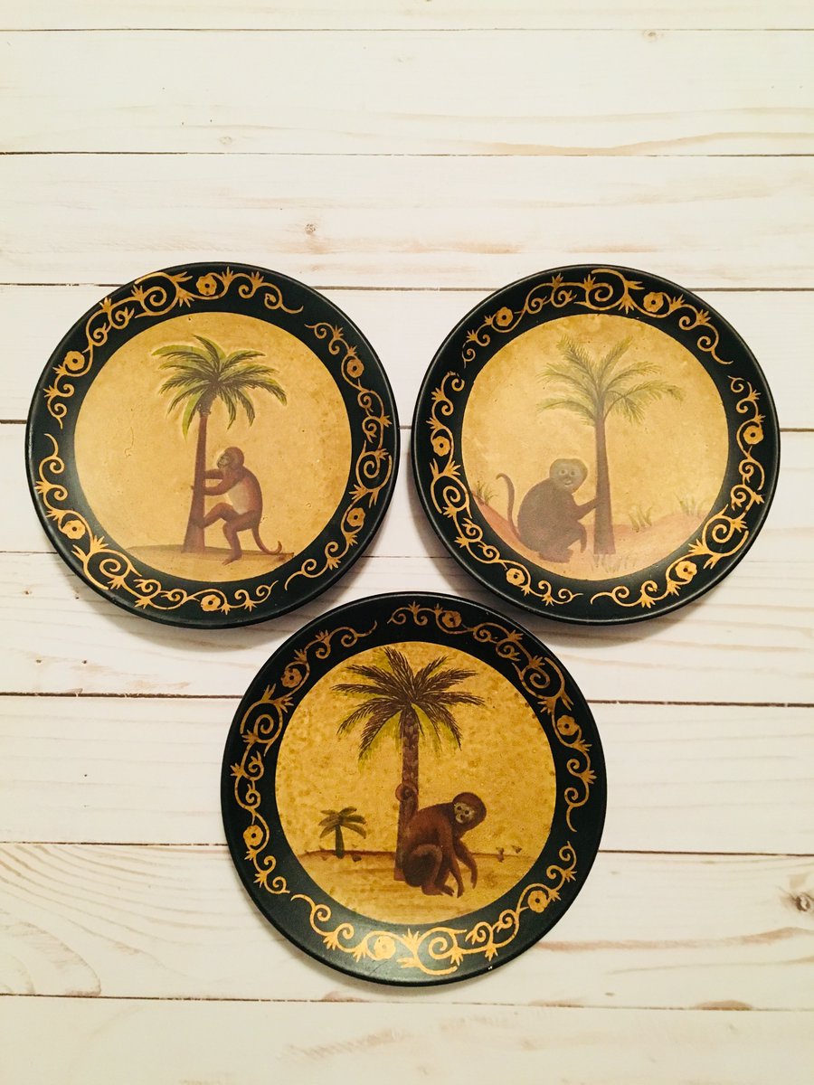 Bubbles29466's tweet image. Deco set of 3 monkey plates.           ow.ly/Bngl30gW2CR           #monkeyplates #threeplates