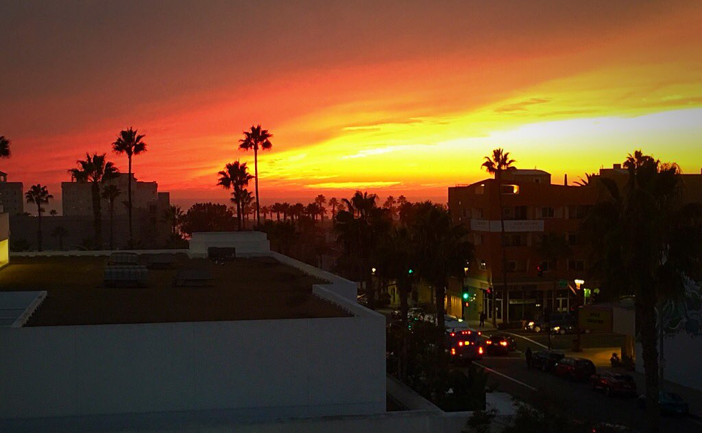 OceansideBiz's tweet photo. A daily dose of #Oceanside.  #sunset #tonight #viewfromcityhall https://t.co/3WbFxBt38N