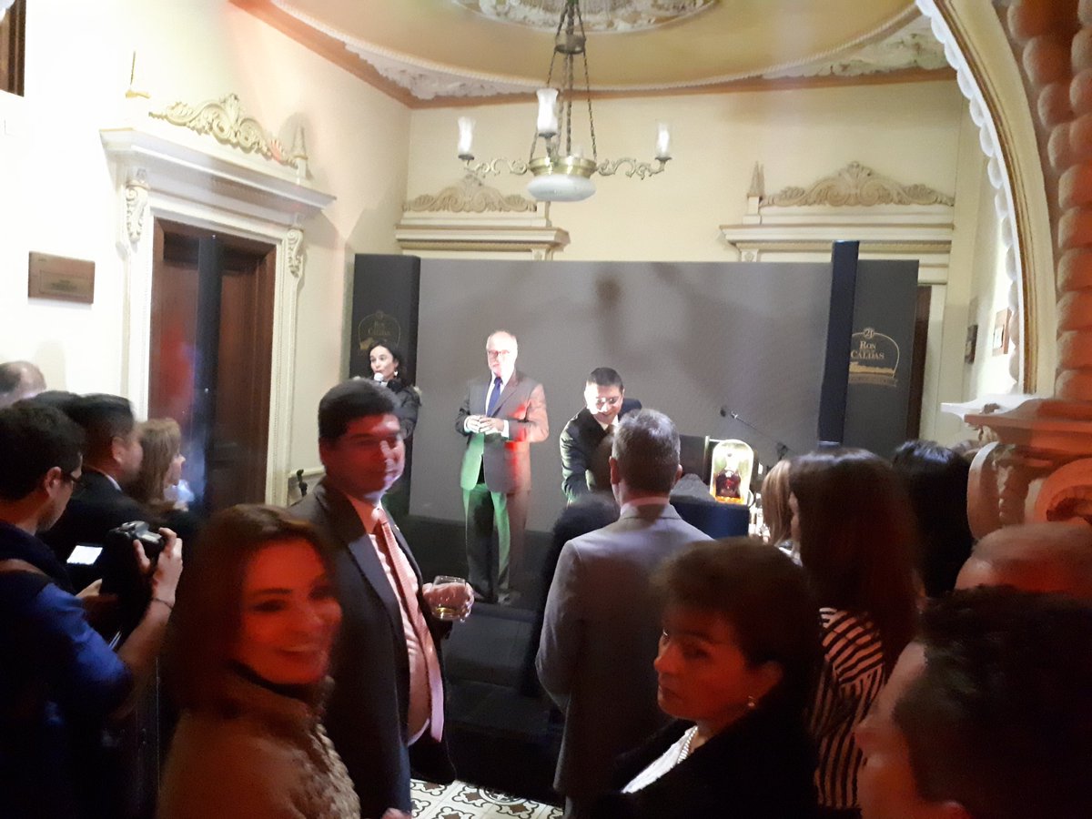ampisan1's tweet photo. acompaño el lanzamiento del León dormido, nuestro ron 21 años. felicitaciones a la industria Licorera de Caldas por tan excelente producto https://t.co/AkFhrIjODa