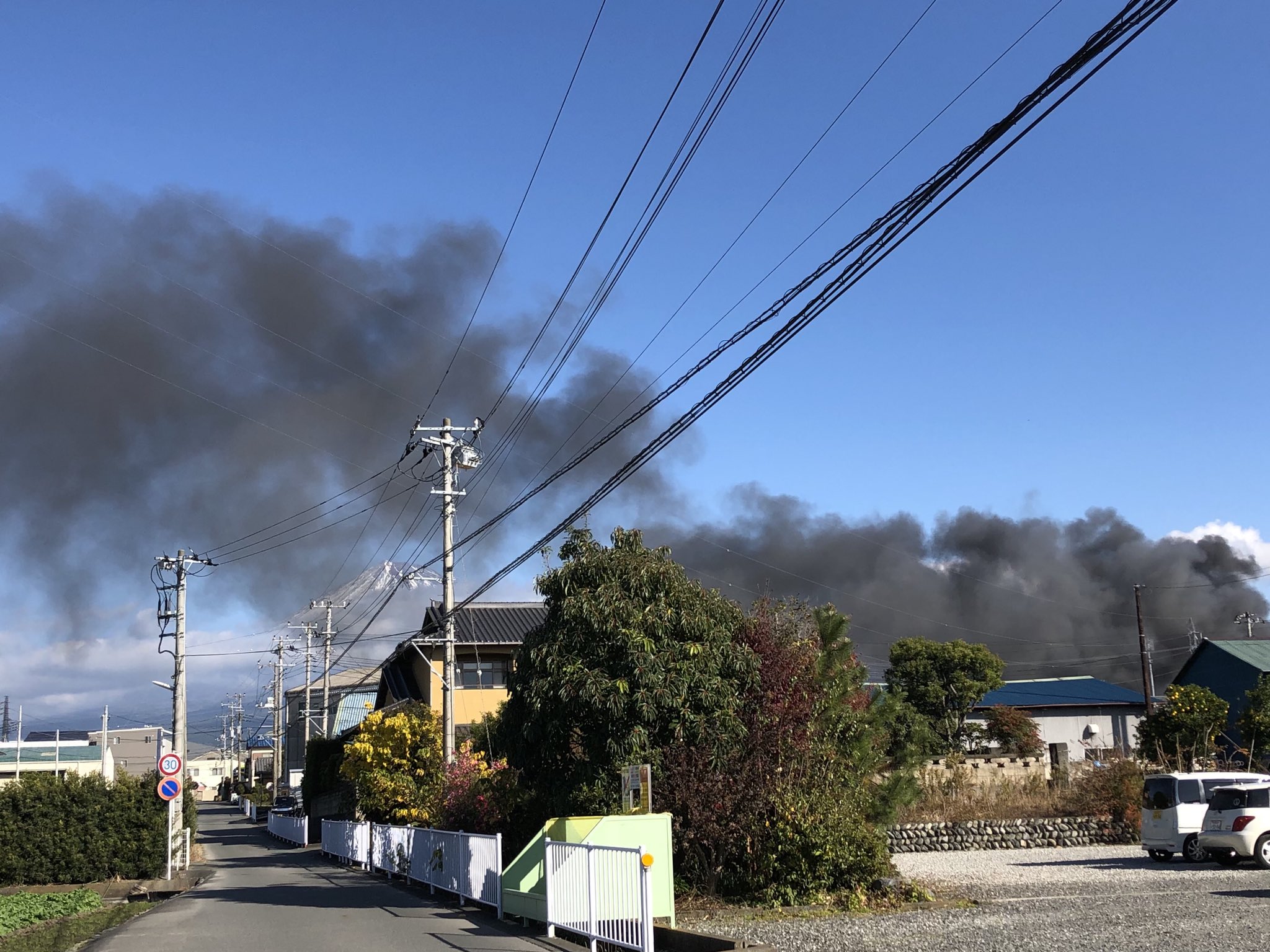 シニア タラちゃん ただ今一報が流れた富士市の化学工場火災は自宅から1km以内です 爆発した時は家が揺れ窓ガラスが震えました 黒煙が湧き上がっています T Co Qmwzlc7pqj Twitter