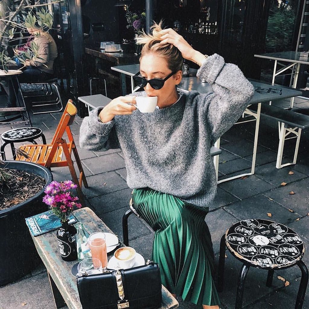 Coffee is essential on a #friday ☕️ green shimmery skirtsnalso a MUST ✨😍 ift.tt/2j5PeZw
