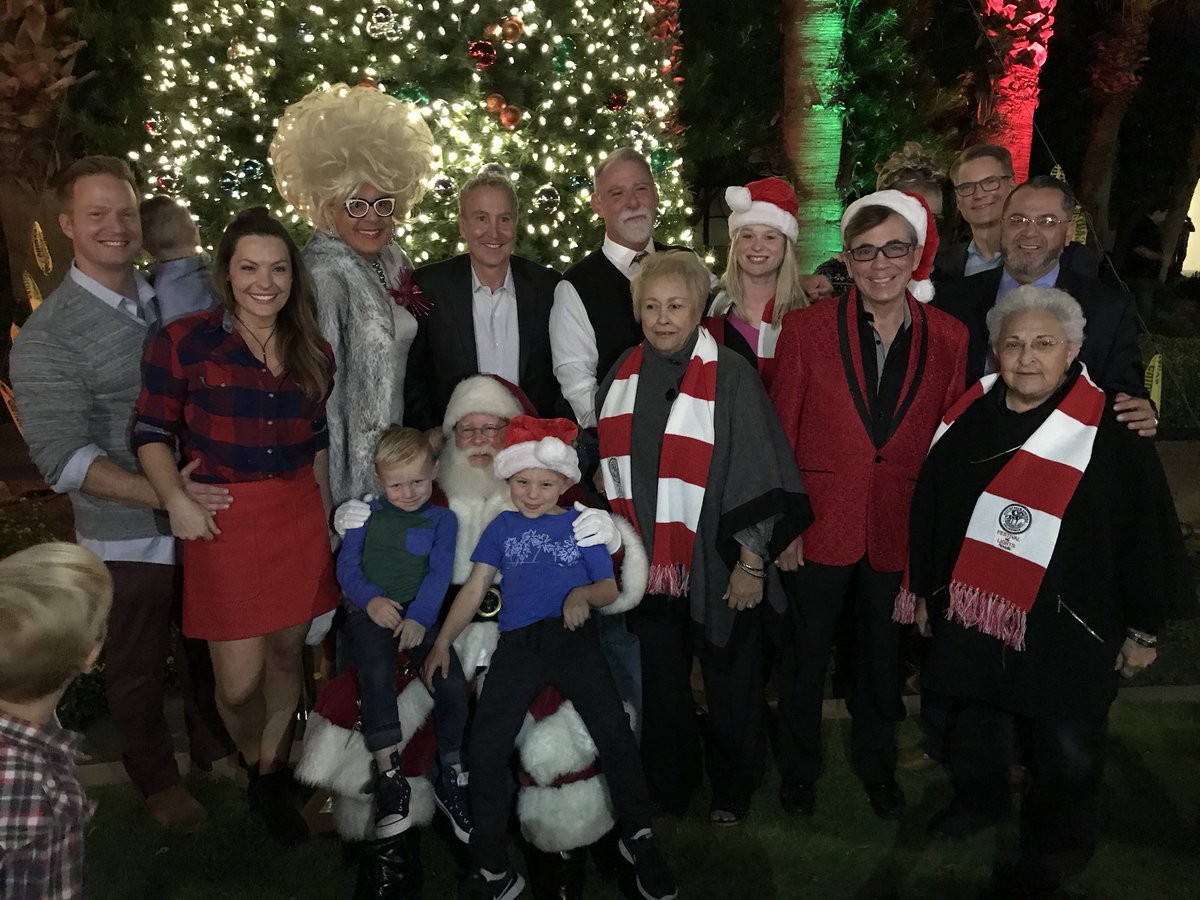 CityofPS's tweet photo. Christmas tree lighting at Frances Stephens Park in #PalmSprings w/ @DesertFlippers @BelladaBallps #Santa https://t.co/aIFMszUm6X