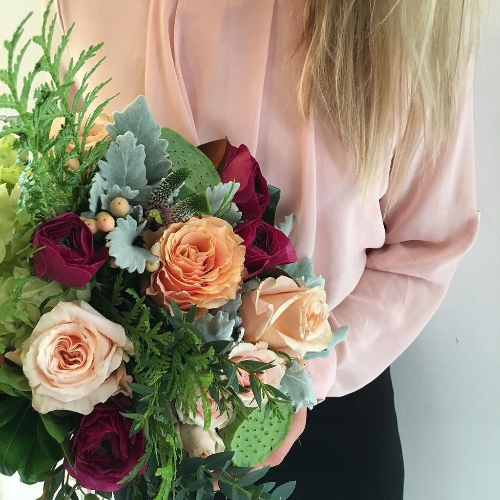 QuinceFlowersTO's tweet photo. Today’s stunning bouquet by Cait!
#beautifulbouquet #booquet #torontoflorist #welovequinceflowers #lotuspod @caitdrawing https://t.co/FZEac69uyE https://t.co/plb8153D6C