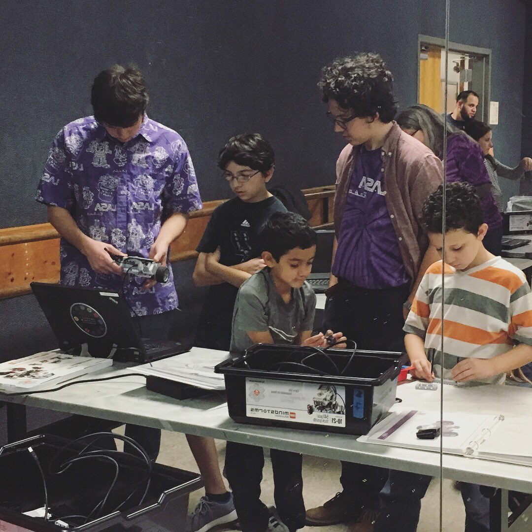LASARobotics418's tweet photo. We had a great time building robots with the kids at the Dittmar Recreation Center! #omgrobots #spreadingscience https://t.co/5ABZ5av9Dl