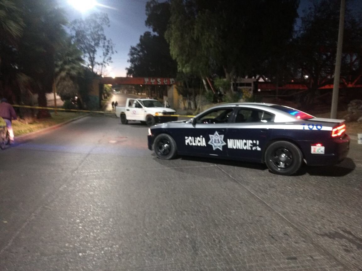 PC_Soledad's tweet photo. #PCSGS #SeguridadSGS informa: se atiende caída de árbol sobre superficie de rodamiento en carriles con rumbo al Centro de la capital en Acceso Norte, @dgspm_soledad mantiene cierre parcial https://t.co/ixnpovySms