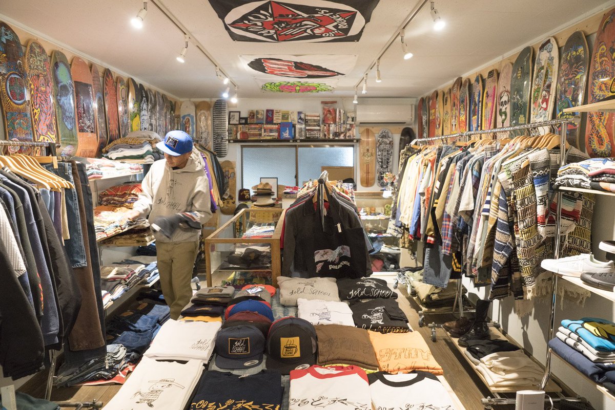 Popeye 古着屋とは カルチャー を語り継ぐ場所でもある なんて思ったのは 三軒茶屋の ゴールドスクール で濃厚な 80年代スケータースタイルを目の当たりにしたから 壁一面の極太デッキに目を奪われ クリスチャン ホソイのtシャツや ライフイズビーチ Popeye 古着屋とは カルチャー を語り継ぐ場所でもある なんて思ったのは 三軒茶屋の ゴールドスクール で濃厚な 80年代スケータースタイルを目の当たりにしたから 壁一面の極太デッキに目を奪われ クリスチャン ホソイのtシャツや ライフイズビーチ