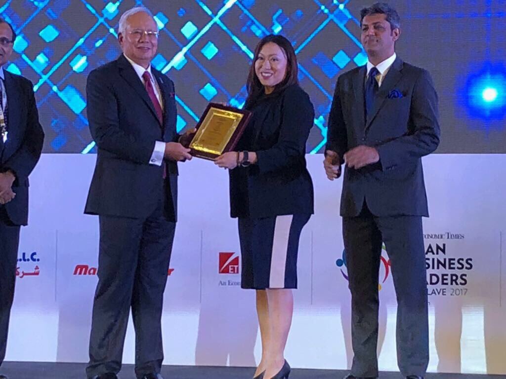 vandaelectrics's tweet photo. We are proud and honoured that our CEO @LarissaTan has received felicitations by the Prime Minister of Malaysia, Dato’ Sri Mohd Najib Bin Tun Haji Abdul Razak for the Economic Times Most Influential Business Leaders In Asia.  #womeninbusiness #businessleaders #renewableenergy https://t.co/6ZxakHyM8W