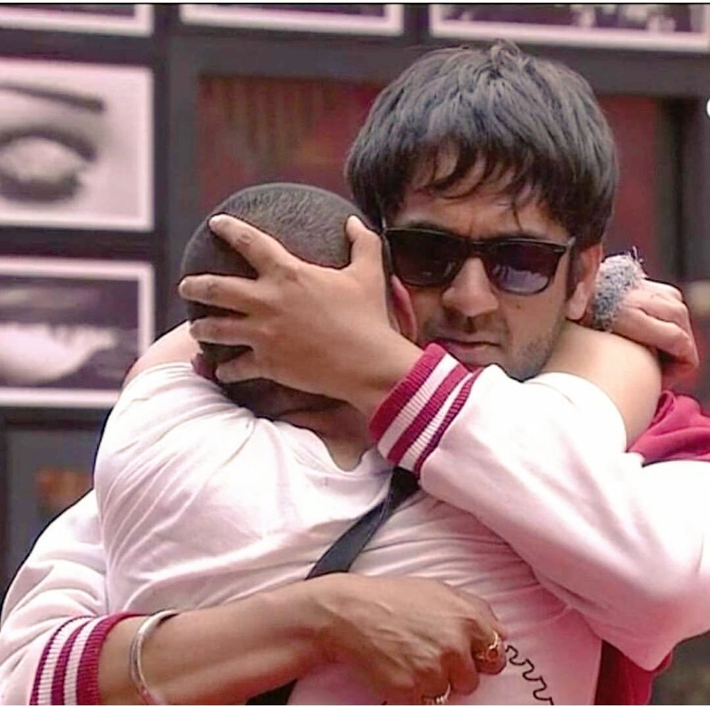 StandwidPriyank's tweet photo. Dill Khush Ho gaya.... 
Priyank and Vikash Fandom is Back.. 
@ipriyanksharmaa 
@lostboy54 
@ColorsTV 
@BiggBoss https://t.co/Q5KPbxPs2j