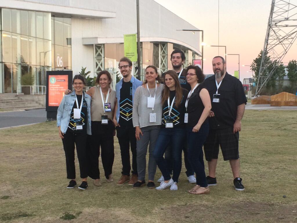 juanrossi's tweet photo. Tenemos el mejor equipo en la @arfullstack, gente increíble que hizo posible esto ❤️ (falta gente en la foto 🙁) #FullStackTech2017 https://t.co/cbLWHmHB1a