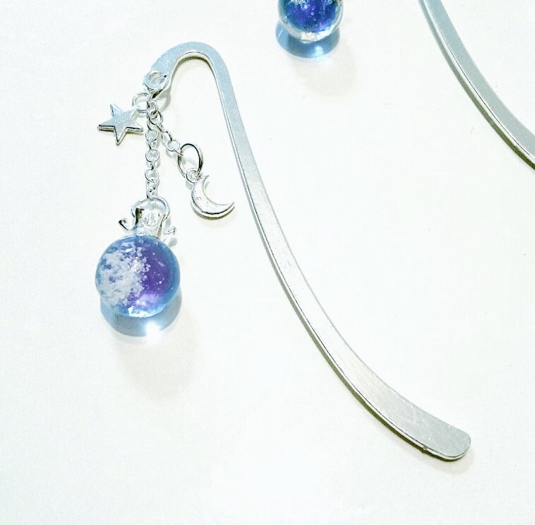sora16to's tweet photo. 夜明け空のブックマーカー。

これまで作ってきた作品も合わせて、近々、minneかメルカリで販売したいと思ってます。
手にとってもらえたら嬉しいな。 https://t.co/jL8bvYul0E