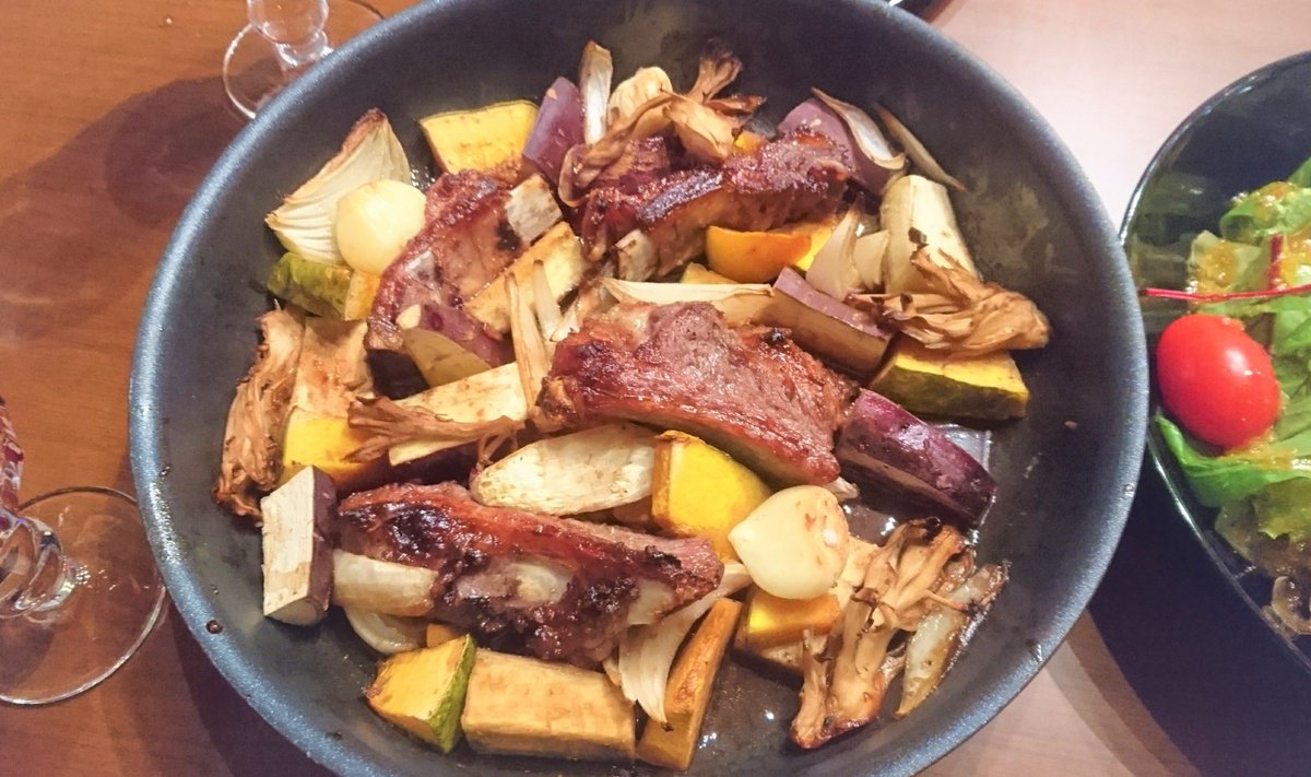 henyo_maru's tweet photo. 前回は鶏もも肉だったけど、スペアリブでも挑戦。
サツマイモとカボチャもホクホクしてておいしい(^^。

#Twitter家庭料理部　#お腹ペコリン部　#おうちごはん　#レシピ　#料理　 #料理初心者　 #日本自炊協会　#料理好きな人と繋がりたい https://t.co/4fXdzCRppi
