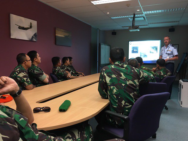 IKAHANid's tweet photo. Colin East Award 2017 #CEA2017 berkunjung ke RAAF Base Richmond. Kunjungan kami disambut hangat oleh Komandan Air Mobility Group dimana kami dapat meninjau alutsista paling terkini di RAAF termasuk C-27J Spartan https://t.co/r62u8j7Q9s