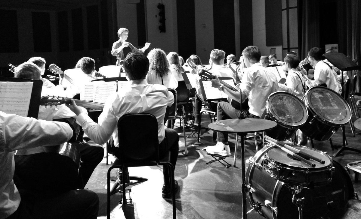 KursmanKorner's tweet photo. 8th grade guitar concert. Sounded great, Bulldogs! @BRMSbulldogs @NewmanWritejan https://t.co/YOplS3YSh3
