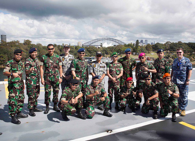 IKAHANid's tweet photo. Berkunjung ke HMAS Adelaide, kapal amfibi Angkatan Laut Australia yang terbesar. Mayor Lucito menjelaskan kepada kita tentang kemampuan kapal ini yang belum lama ini sempat berkunjung ke Indonesia #CEA2017 https://t.co/n1ewq1PIKL