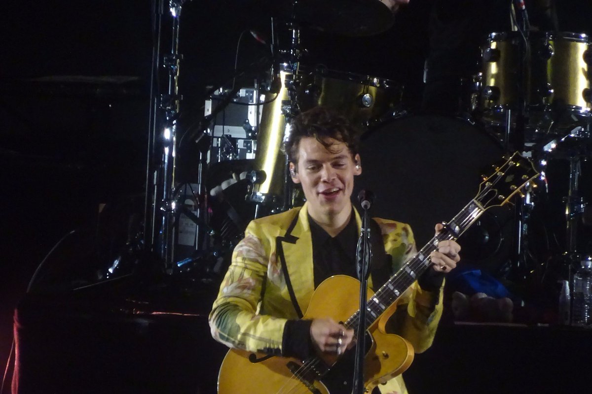 ltcupcake's tweet photo. THE HAIR™. I want it to stay @Harry_Styles https://t.co/Rwf6SUtIbA