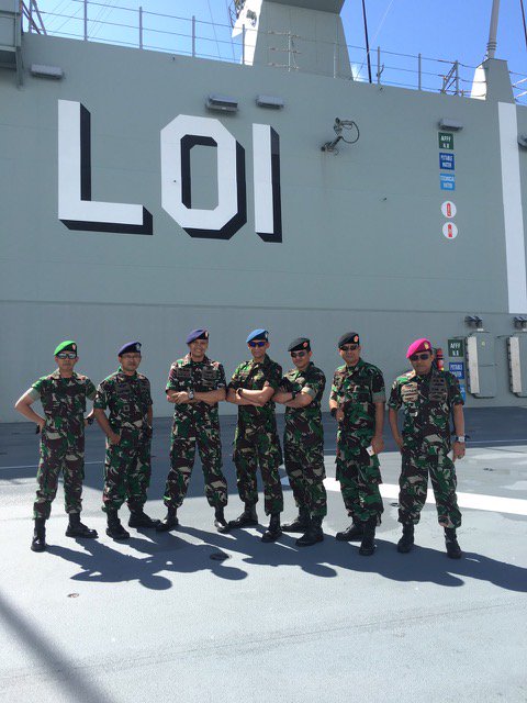 IKAHANid's tweet photo. Berkunjung ke HMAS Adelaide, kapal amfibi Angkatan Laut Australia yang terbesar. Mayor Lucito menjelaskan kepada kita tentang kemampuan kapal ini yang belum lama ini sempat berkunjung ke Indonesia #CEA2017 https://t.co/n1ewq1PIKL
