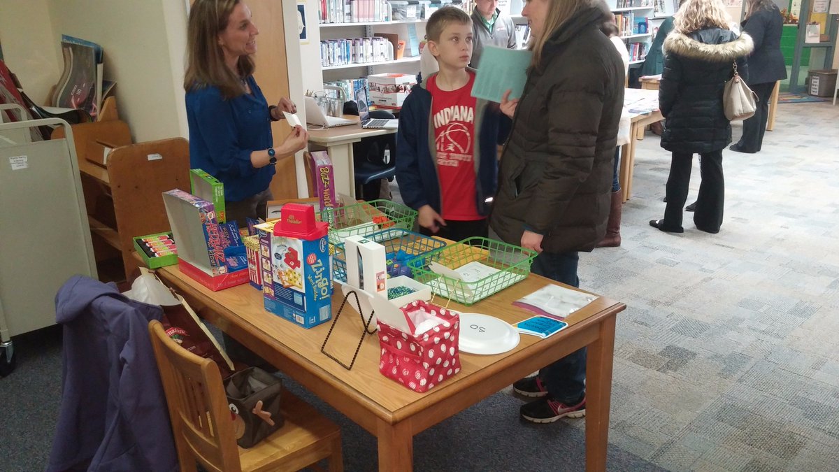 North Colonie reading specialist shows a family how to use common board games to promote literacy #parentliteracynight