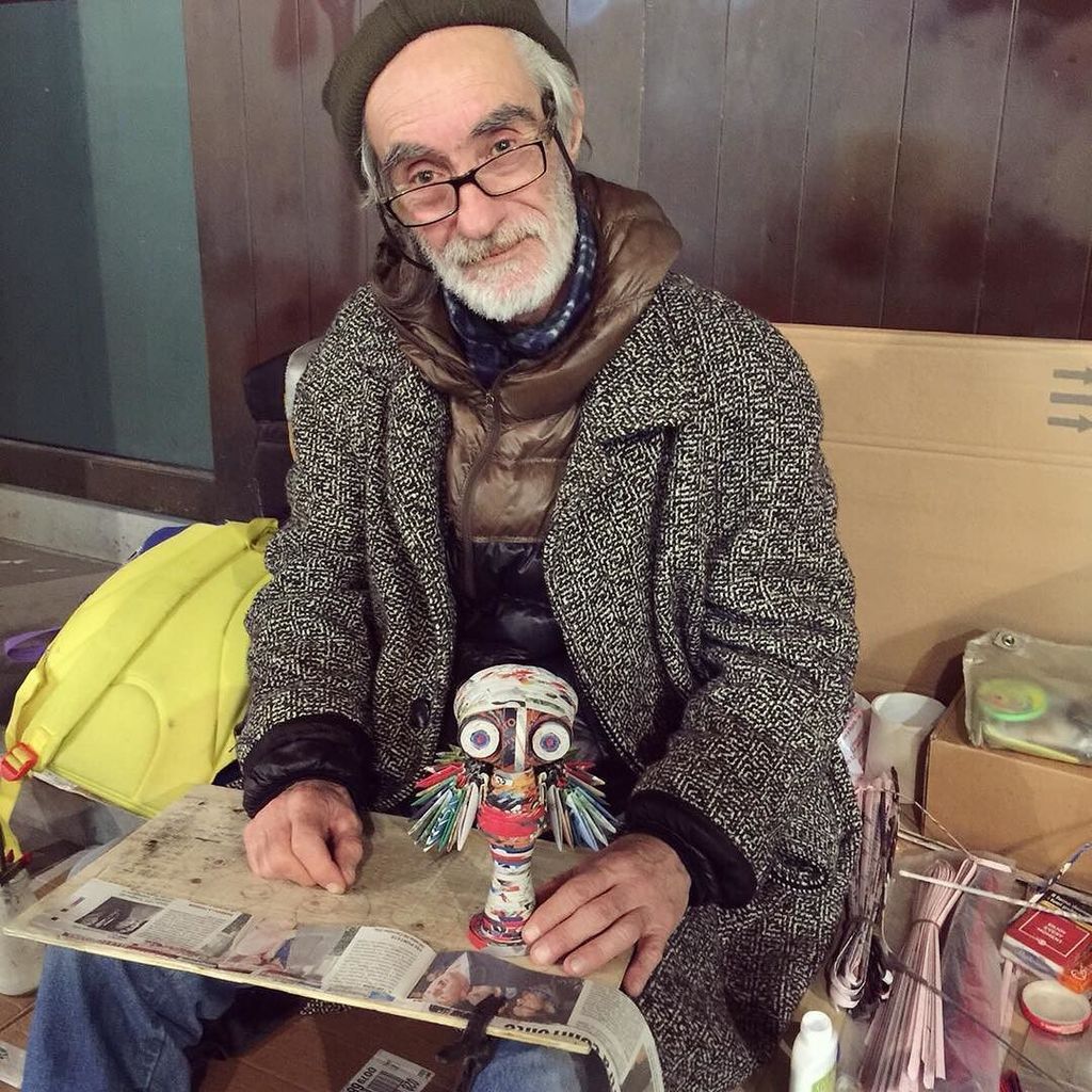 TheSpottedDoor's tweet photo. Found this guy in Florence folding old newspapers into these cool little creatures. Each one takes him 7 hours to make! What an incredible talent. ⠀
•⠀
•⠀
#upcycled #ecofriendly #sustainable #loopclosed #italy #florence #creative #reclaimed #orig… https://t.co/PMzZetW4iK https://t.co/67XUDodJox