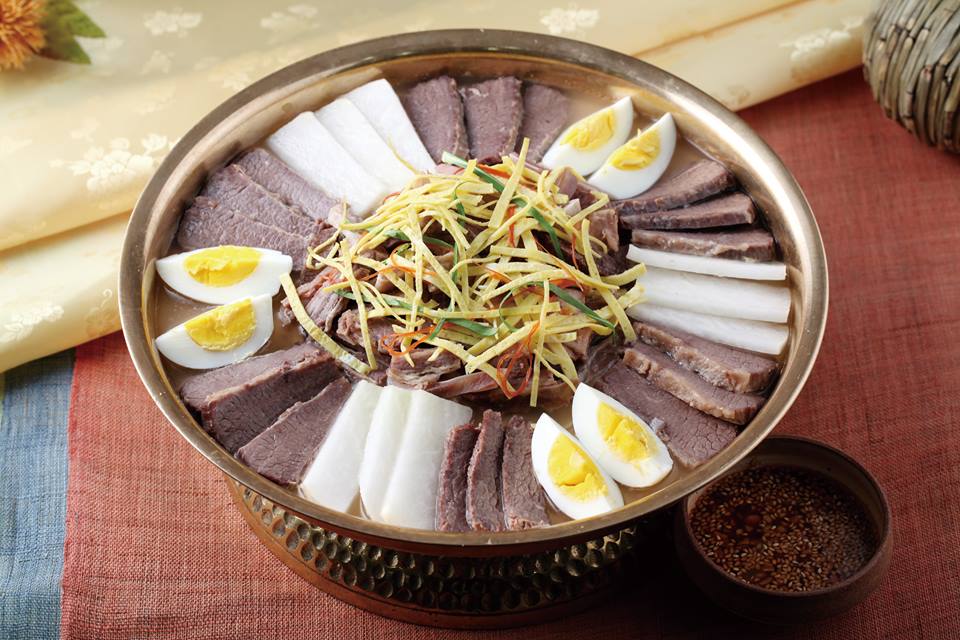 Eobok-jaengban is a stew prepared by pouring a meat broth over a tray brimming with Sogogi Pyeonyuk (boiled beef) and vegetables. A local delicacy in the area of Pyeongyang, Eobok-jaengban is eaten to ward off the cold. Stay toasty with Eobok-jaengban >goo.gl/kGYzGR