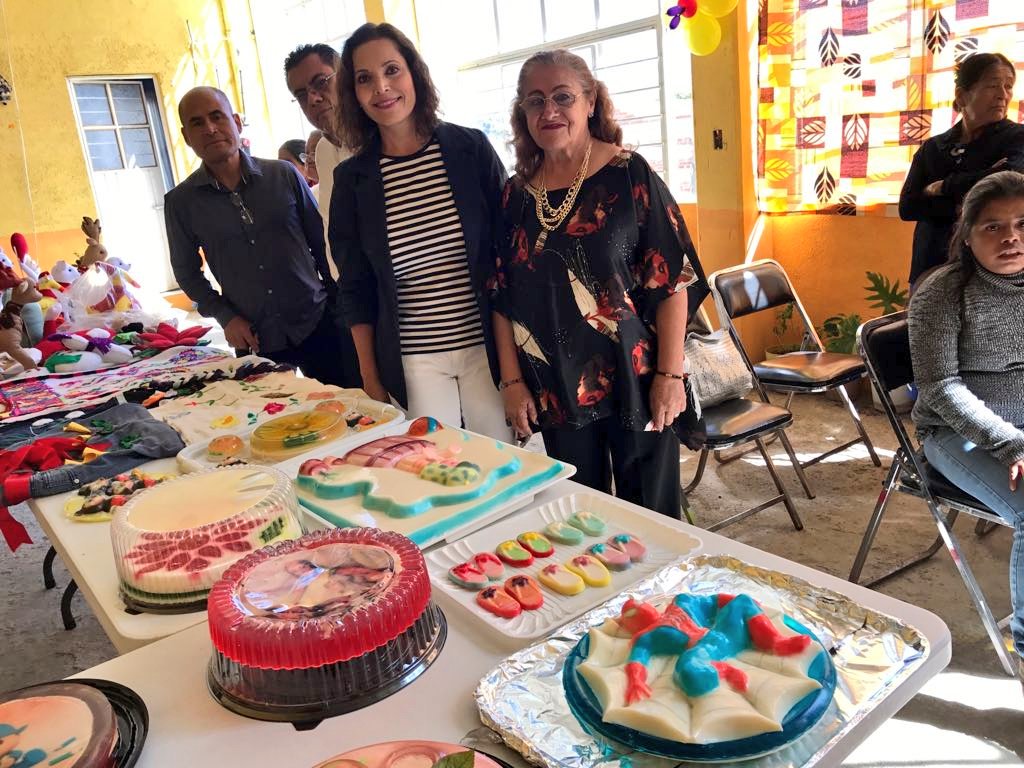 ACOaxaca's tweet photo. Nuestra Pdta @VeroQuevedodeV  junto a la presidenta de la Asociación Civil Adultos Mayores y Tercera Edad “Vivir en Plenitud” Adriana Villaverde, atestiguaron los trabajos finales de diversos cursos de capacitación, que @AcOaxaca brindó a integrantes de la Asociación Civil. https://t.co/Z9OHxJmFFc