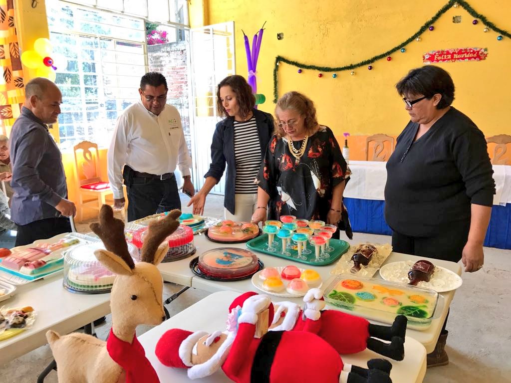 ACOaxaca's tweet photo. Nuestra Pdta @VeroQuevedodeV  junto a la presidenta de la Asociación Civil Adultos Mayores y Tercera Edad “Vivir en Plenitud” Adriana Villaverde, atestiguaron los trabajos finales de diversos cursos de capacitación, que @AcOaxaca brindó a integrantes de la Asociación Civil. https://t.co/Z9OHxJmFFc