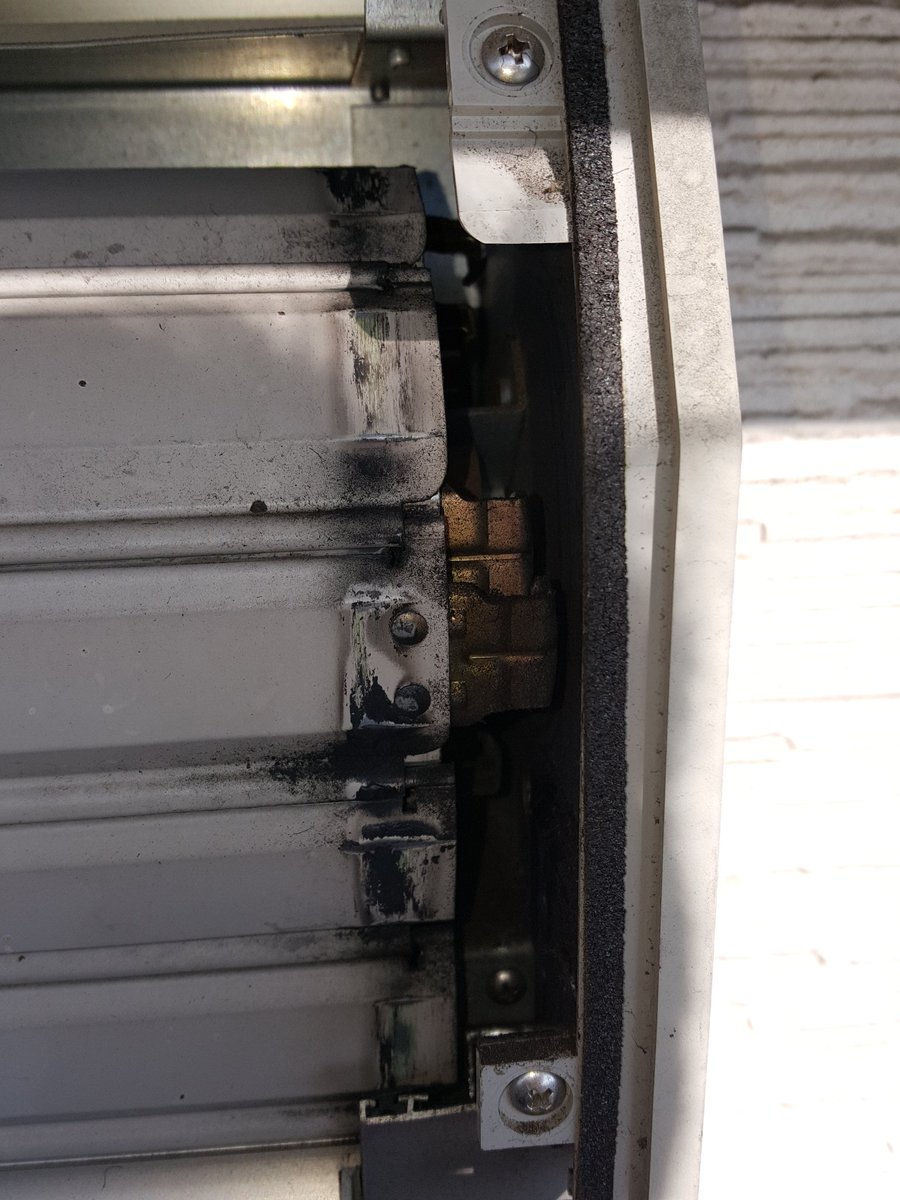 ヒューマンアシスト シャッターが上がらない 降りない 引っかかる 重たい 音がうるさい 強風でシャッターが外れたなど シャッターの修理もお任せください シャッター 修復 修理 うるさい 上がらない 下りない