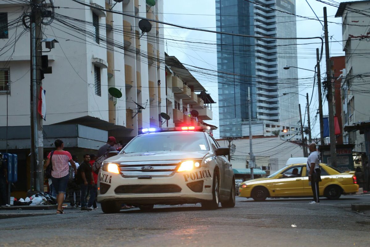 policiadepanama's tweet photo. Informes de la #DNOP revelan que de enero a noviembre de 2017 se han efectuado 4,633 allanamientos con las autoridades competentes, 98,438 acciones de profilaxis social. Producto de estas acciones policiales se han logrado recuperar 683 vehículos. #LlamaAl104 https://t.co/nEQsNvHN8d