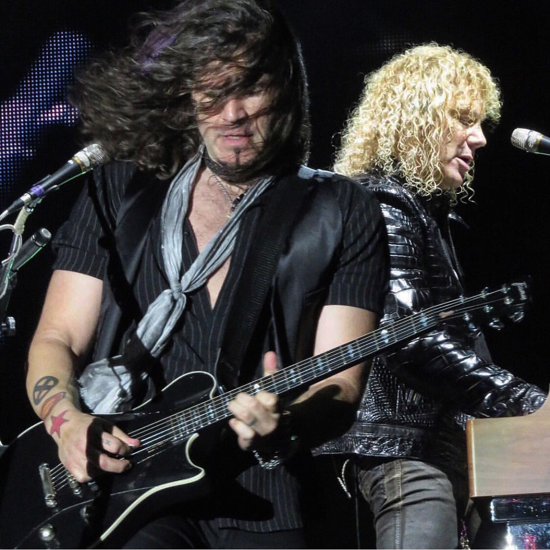 SilviaBongiovi's tweet photo. Para você #tbt #bonjovi #rocknroll #amazing @BonJovi @dbdavidbryan @TheRealPhilX #davidbryan #phillx #bonjovibrasil2017 🇧🇷🎶👏🏻 https://t.co/QwDVysIELH