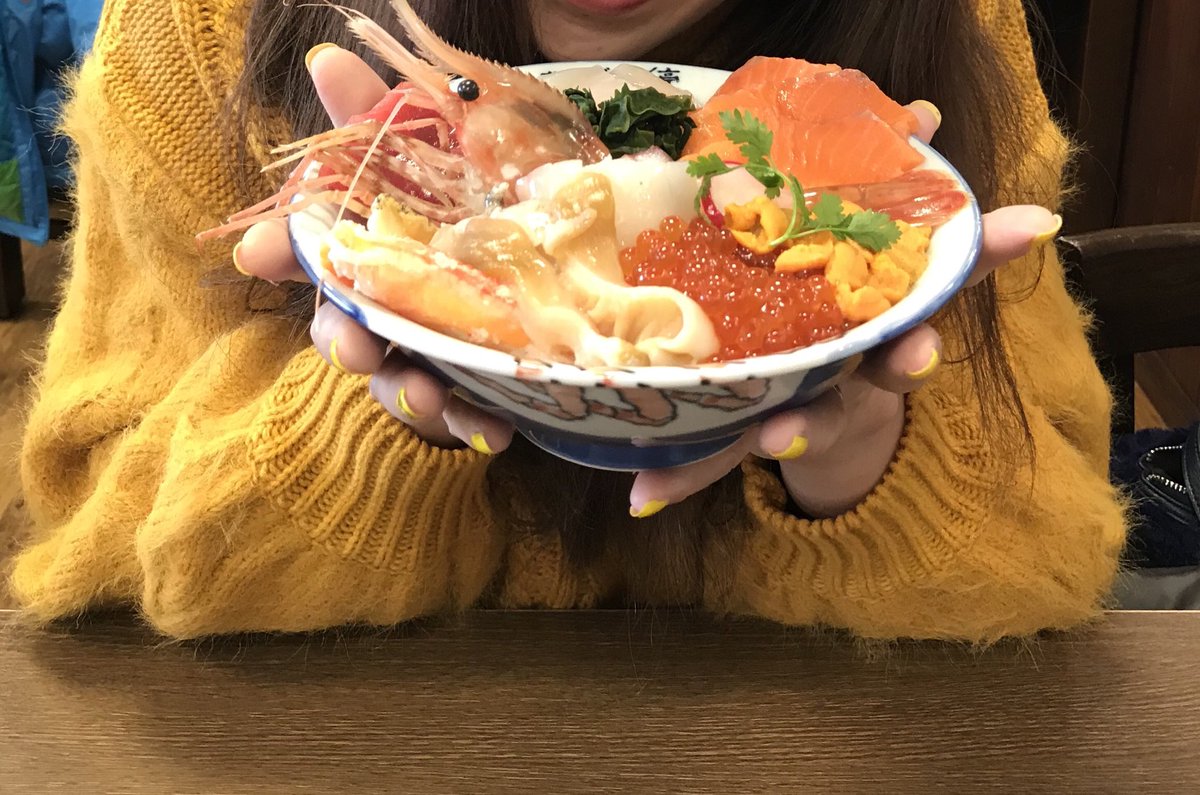 みゆちん Jalパックで来たからこの海鮮丼500円で食べれて クーポンでカニ汁までついてた とりま ぐんちゃんと同じでポーズで撮るよねwww 北のグルメ亭 みゆちんin札幌