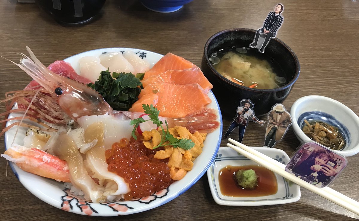 みゆちん Jalパックで来たからこの海鮮丼500円で食べれて クーポンでカニ汁までついてた とりま ぐんちゃんと同じでポーズで撮るよねwww 北のグルメ亭 みゆちんin札幌