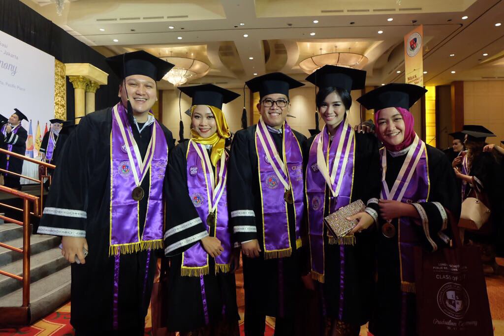 gustavaulia's tweet photo. Mission completed.
Bukan gelarnya, tapi ilmunya.
Bukan belajarnya, tapi bijaksananya.
#LSPRGraduation2017 https://t.co/YzNoNlZABd