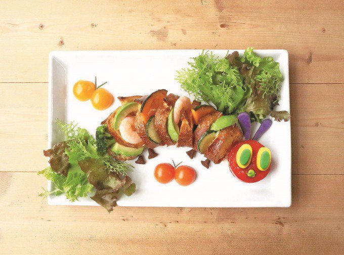 fashionpressnet's tweet photo. 世界初「はらぺこあおむしカフェ」銀座に限定オープン - エリック・カールの色彩豊かな世界観を食で表現 - https://t.co/p4hT8zWmi6 https://t.co/dmafX5NXNN